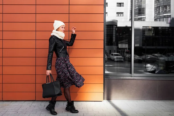 Jonge Vrouwelijke Student Warme Herfst Kleding Komt Uit Het Huis — Stockfoto