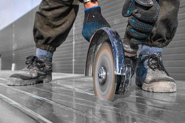 Nahaufnahme Arbeiter Beim Schneiden Von Metall Mit Dem Winkelschleifer Nahaufnahme — Stockfoto