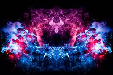 Mavi, kırmızı ve pembe bulut duman bir kafatası, canavar, dragon siyah Yalıtılmış zemin şeklinde. Vape duman kökenli. MoCap cool t-shirt için