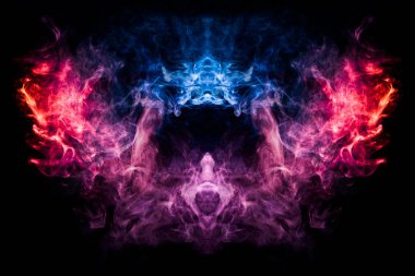 Mavi, kırmızı ve pembe bulut duman bir kafatası, canavar, dragon siyah Yalıtılmış zemin şeklinde. Vape duman kökenli. MoCap cool t-shirt için