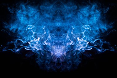 Bulut mavi, kırmızı bir kafatası, canavar, bir siyah ejder şeklinde duman izole arka plan. Vape duman kökenli. MoCap cool t-shirt için