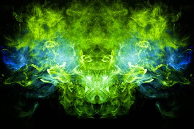 Bir kafatası, canavar, bir siyah ejder şeklinde yeşil duman bulutu arka plan izole. Vape duman kökenli. MoCap cool t-shirt için