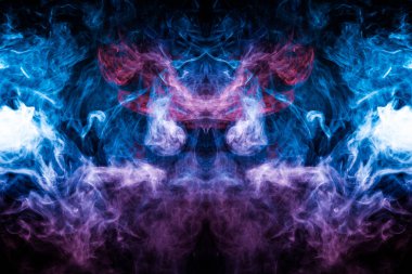 Bulut mavi ve pembe bir kafatası, canavar, dragon siyah Yalıtılmış zemin şeklinde duman. Vape duman kökenli. MoCap cool t-shirt için