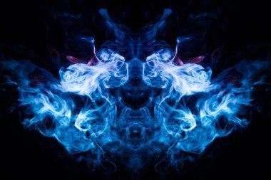 Bulut mavi, kırmızı bir kafatası, canavar, bir siyah ejder şeklinde duman izole arka plan. Vape duman kökenli. MoCap cool t-shirt için
