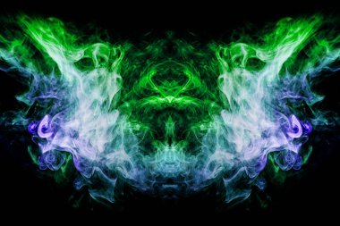 Bir kafatası, canavar, bir siyah ejder şeklinde yeşil duman bulutu arka plan izole. Vape duman kökenli. MoCap cool t-shirt için