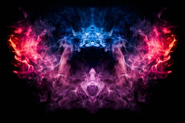 Mavi, kırmızı ve pembe bulut duman bir kafatası, canavar, dragon siyah Yalıtılmış zemin şeklinde. Vape duman kökenli. MoCap cool t-shirt için