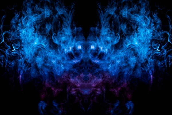 高密度多色青頭骨 モンスター 黒い龍の形で煙は 背景を分離しました 煙のアークの背景 モーション キャプチャはクールな シャツ — ストック写真