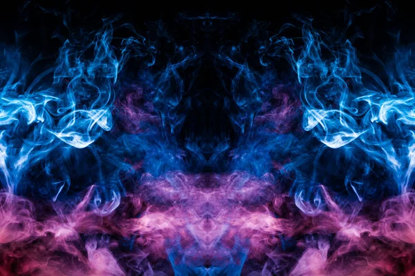 Bir kafatası, canavar, dragon siyah Yalıtılmış zemin şeklinde yoğun çok renkli duman mavi ve mor renkler. Arka plan duman vape. MoCap cool t-shirt için
