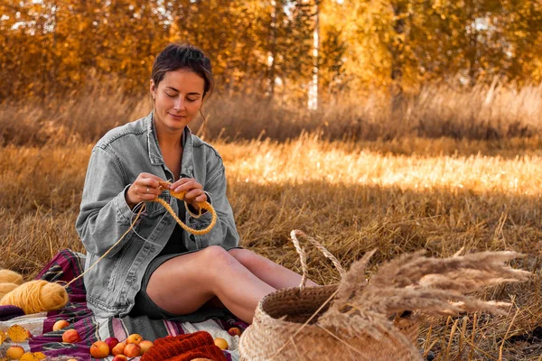 Uma Jovem Mulher Uma Roupa Elegante Tricô Chapéu Amarelo Com — Fotografia de Stock