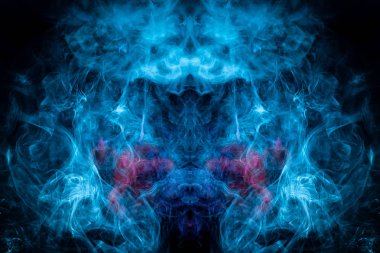 MoCap cool t-shirt için. Bir kafatası, canavar, dragon siyah Yalıtılmış zemin şeklinde yoğun çok renkli duman mavi ve mor renkler. Arka planını duman vape. 