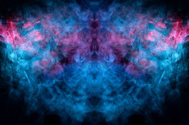 MoCap cool t-shirt için. Bir kafatası, canavar, dragon siyah Yalıtılmış zemin şeklinde yoğun çok renkli duman mavi ve mor renkler. Arka planını duman vape. 