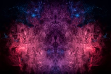Mor, pembe, mavi bulut izole siyah arka plan, dokulu duman, fırça etkisi. 