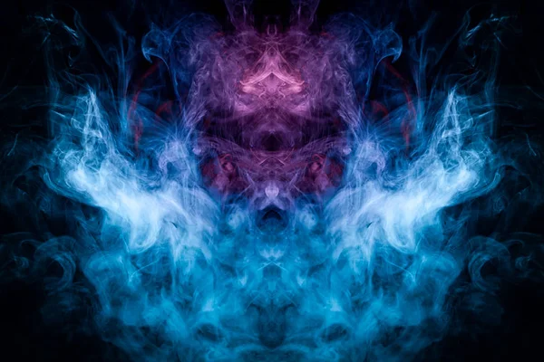モーション キャプチャのクールな シャツ 頭蓋骨 モンスター 孤立した黒地に龍の形の青と紫の濃い色とりどりの煙の色します 煙のアークの背景 — ストック写真