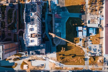 Kavşak, yollar, evleri, binaları, parkları ve güneşli sonbahar günü otoparklar ile hava en iyi şehir manzaralı. Helikopter uçak helikopter vurdu. 