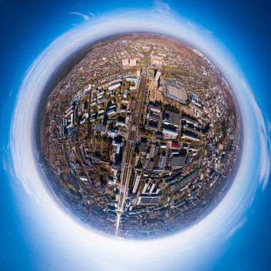 Helikopter dron vurdu. Hava fotoğrafçılığı bir alan, bir büyük crossroads, yüksek binalar, bir park ve yollar üzerinde modern bir şehir. Panoramik kent yukarıdan vurdu