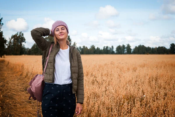 Портрет Радостной Молодой Женщины Брюнетками Вязальной Шляпе Зеленым Пальто Футболке — стоковое фото