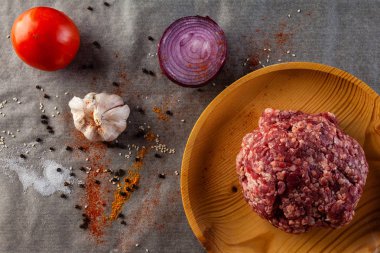 Düz yatıyordu. Sığır eti: dana kıyma, soğan, sarımsak, domates, baharat, tuz, biber, yeşillik yemek pişirmek için taze malzemelerle kümesi. Köfte, hamburger, lazanya ve diğer et yemekleri pişirme süreci