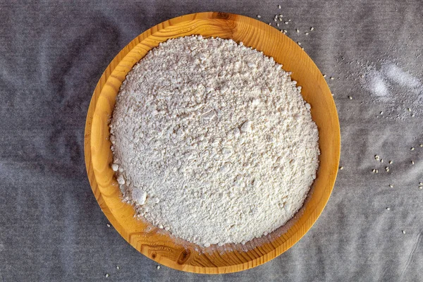 Detail Drobivou Bílé Pšeničné Mouky Dřevěné Desky Kuchyňském Stole Rozložení — Stock fotografie