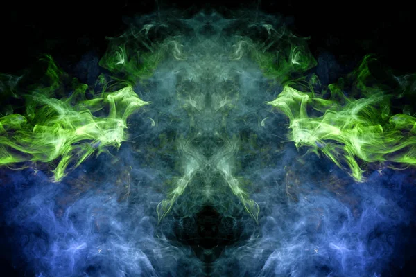 梦幻印花服装 T恤衫 运动衫 五颜六色的蓝色和绿色烟雾在头骨的形式 龙在一个黑色孤立的背景 Vap 烟雾的背景 — 图库照片