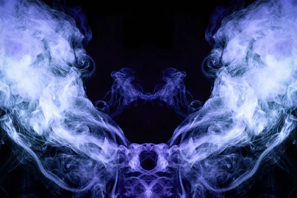 梦幻印花服装 T恤衫 运动衫 紫色和蓝色的烟雾云的形式的黑色孤立背景的怪物 Vape 烟雾背景 — 图库照片