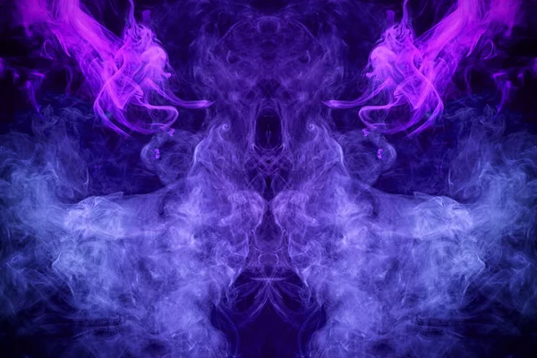 服のプリントをファンタジー シャツ スウェット 紫色の濃いカラフルな煙 青い色は頭骨 モンスター 孤立した黒地に龍の形で煙します Vap の煙から背景 — ストック写真