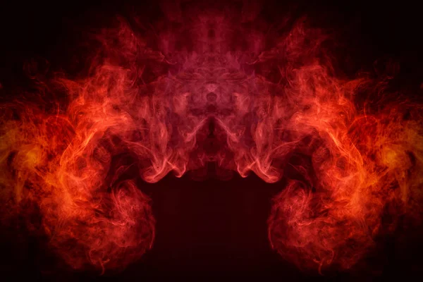 モーション キャプチャのクールな シャツ 赤の雲とピンクの頭蓋骨 モンスター 孤立した黒地に龍の形で煙 アーク プラズマ蒸着法の煙から背景 — ストック写真