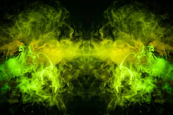 梦幻印花服装 T恤衫 运动衫 绿色和黄色的烟雾云的形式的黑色孤立背景的怪物 Vape 烟雾背景 — 图库照片