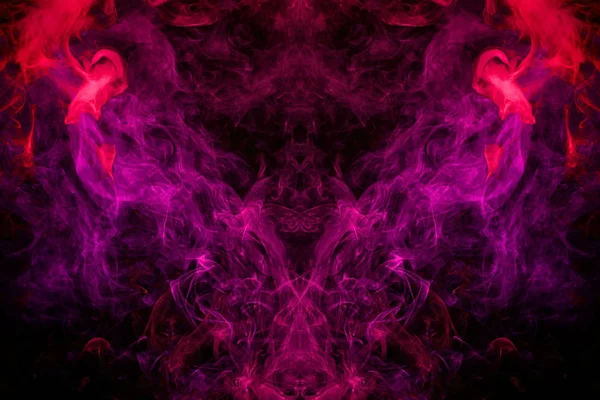 服のプリントをファンタジー シャツ スウェット ピンクのカラフルな煙 頭蓋骨 モンスター 孤立した黒地に龍の形で赤い色の喫煙します Vap の煙から背景 — ストック写真
