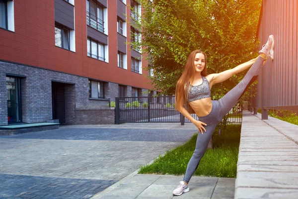 Young Woman Gymnast Slim Figure Sportswear Doing Stretching City Street — Stock Photo, Image