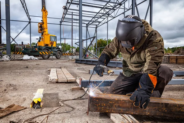 Uomo Forte Saldatore Uniforme Marrone Maschera Saldatura Pelli Saldatori Prodotto — Foto Stock