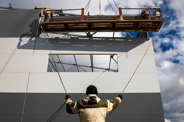 Die Bauarbeiter Bauen Ein Gebäude Aus Metallkonstruktionen Einer Höhe Der — Stockfoto