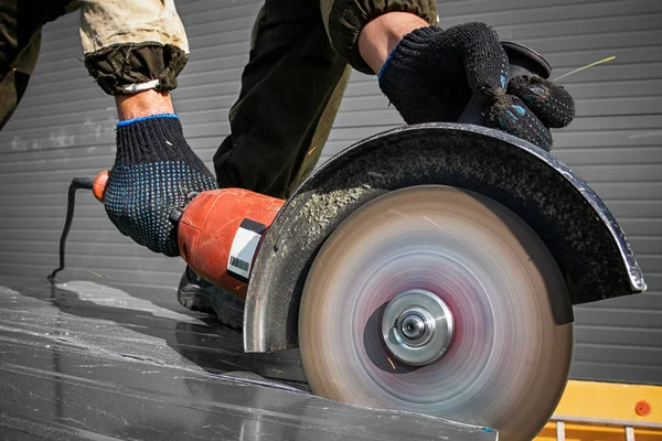 Een Jonge Mannelijke Bouwer Werkkleding Zwarte Handschoenen Maalt Een Metalen — Stockfoto