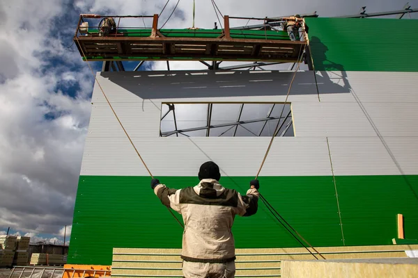 Die Bauarbeiter Bauen Ein Gebäude Aus Metallkonstruktionen Einer Höhe Der — Stockfoto