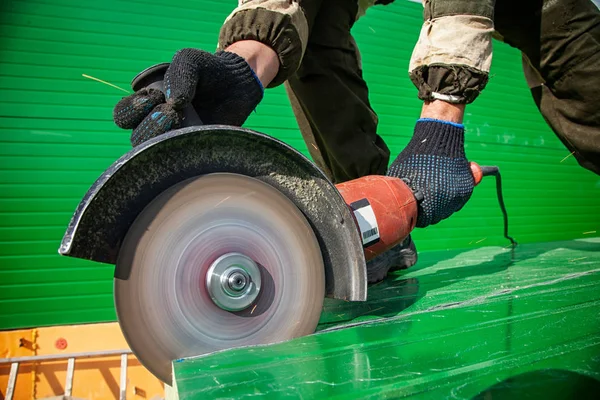 Een Jonge Mannelijke Bouwer Werkkleding Zwarte Handschoenen Maalt Een Metalen — Stockfoto