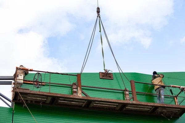 Vor Blauem Himmel Bauen Die Bauarbeiter Ein Gebäude Aus Metallkonstruktionen — Stockfoto