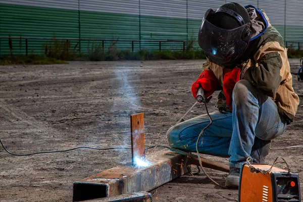 Schweißer Mit Schweißmaske Bauuniform Und Roten Schutzhandschuhen Braut Metallschweißmaschine Auf — Stockfoto