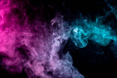 Yaratıcılık için dokusal arka plan. Pembe ve mavi bulut duman siyah arka plan izole. Vap duman arka plan