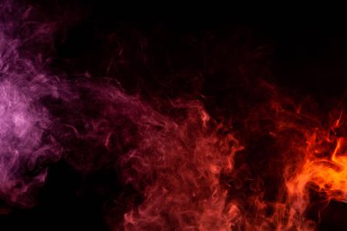 Yaratıcılık için dokusal arka plan. Kalın renkli duman pembe, kırmızı bir siyah arka plan izole. Vap duman arka plan