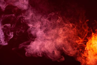 Yaratıcılık için dokusal arka plan. Pembe ve kırmızı bulut üzerinde siyah izole adam duman