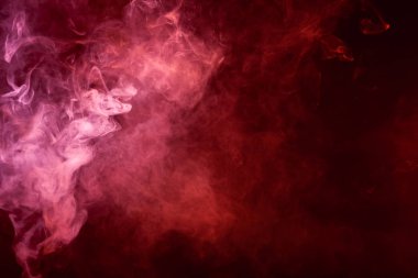 Yaratıcılık için dokusal arka plan. Pembe ve kırmızı bulut üzerinde siyah izole adam duman