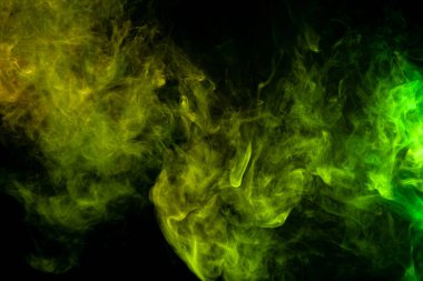 Yaratıcılık için dokusal arka plan. Yeşil ve sarı siyah bir duman bulutu arka plan izole. Vap duman arka plan