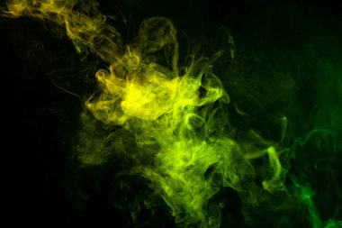 Yaratıcılık için dokusal arka plan. Yeşil ve sarı siyah bir duman bulutu arka plan izole. Vap duman arka plan