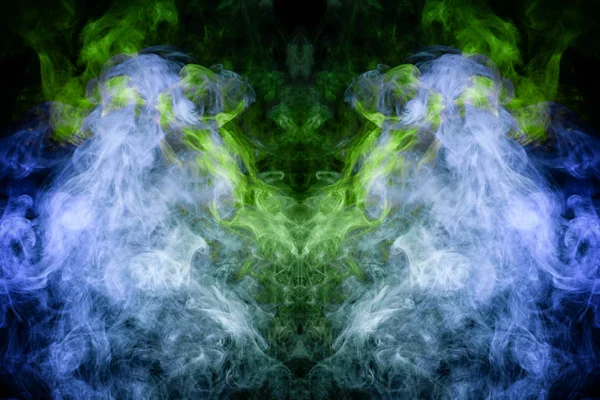 梦幻印花服装 T恤衫 运动衫 蓝色和绿色的烟雾云的形式的黑色孤立背景的怪物 Vape 烟雾背景 — 图库照片