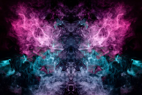 服のプリントをファンタジー シャツ スウェット ピンクのカラフルな煙 モンスター 孤立した黒地に龍の形で煙の青の色 Vap の煙から背景 — ストック写真