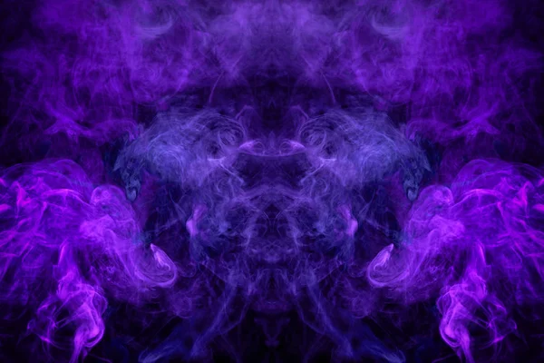 梦幻印花服装 T恤衫 运动衫 五颜六色的紫色和粉红色的烟雾在头骨的形式 龙在一个黑色孤立的背景 Vap 烟雾的背景 — 图库照片