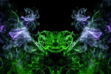 Yeşil, mor ve mavi bulut duman siyah arka plan bir kafatası, canavar, dragon siyah Yalıtılmış zemin şeklinde izole. MoCap cool t-shirt için