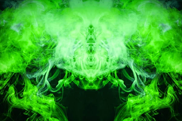 梦幻印花服装 T恤衫 运动衫 五颜六色的绿色和黄色烟雾的形式的头骨 龙在一个黑色孤立的背景 Vap 烟雾的背景 — 图库照片
