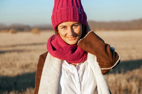 Портрет Красивой Молодой Модели Трикотажной Шляпе Теплая Одежда Наслаждаются Днем — стоковое фото