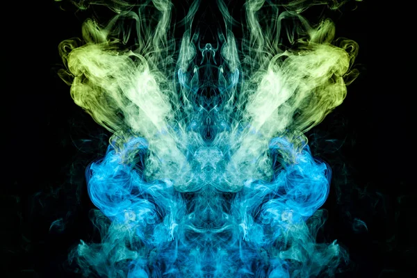 頭蓋骨 モンスター 孤立した黒地に龍の形の青と緑の濃い色とりどりの煙の色します 煙のアークの背景 モーション キャプチャはクールな シャツ — ストック写真