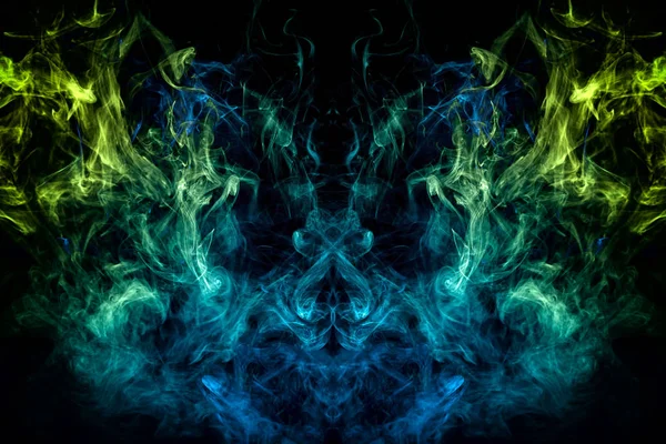 頭蓋骨 モンスター 孤立した黒地に龍の形の青と緑の濃い色とりどりの煙の色します 煙のアークの背景 モーション キャプチャはクールな シャツ — ストック写真